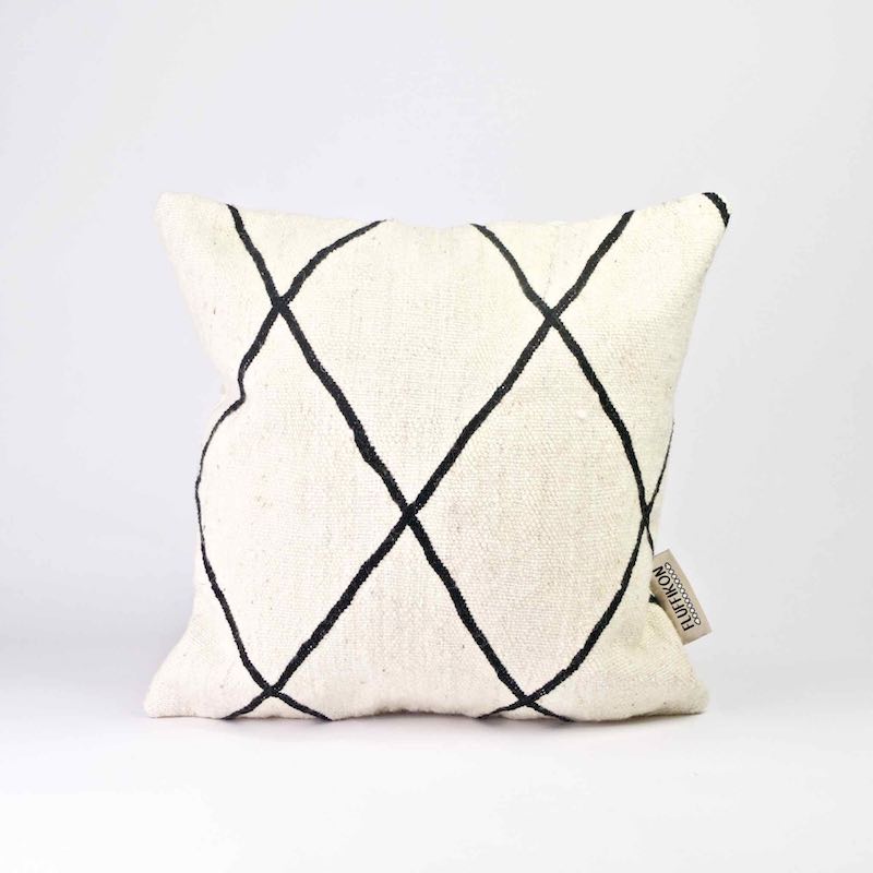 Fluffikon Kilim pillow cover with a size of 45x45cm. The pillows stands in front of a white background.