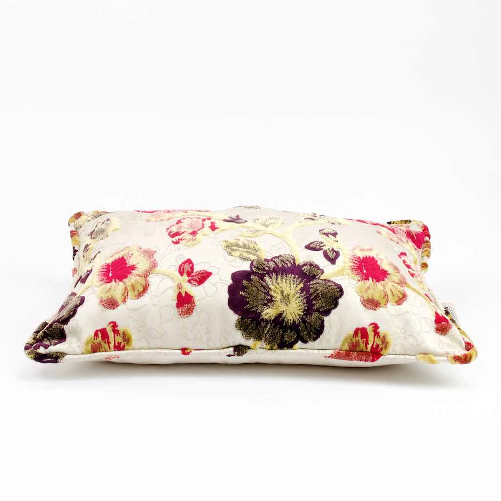 Liegendes Fluffikon Zierkissen mit Sommer Motiv in der Grösse 40x60 cm.