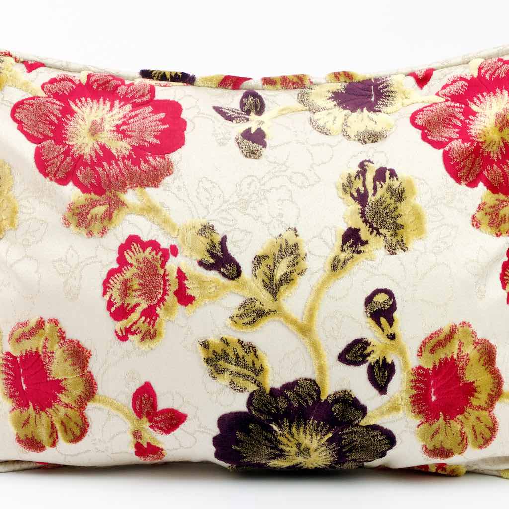 Nahaufnahme Fluffikon Zierkissen mit Sommer Motiv in der Grösse 40x60 cm.