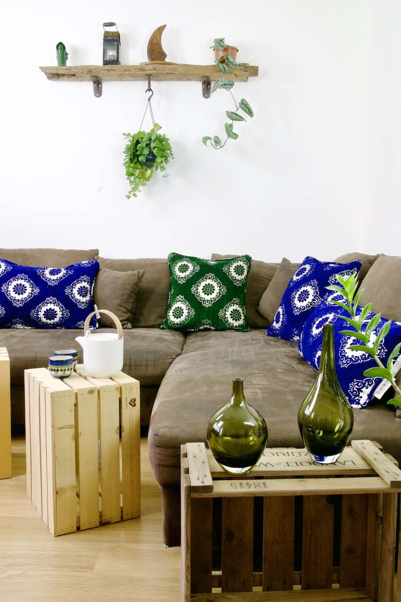 Four Fluffikon velvet pillows in a living room. The throw pillows are standing on a brown couch.