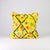 Gelbes Boucherouite Berber Kissen mit buntem Muster. Es ist ideal als Dekokissen für Kinderzimmer geeignet.