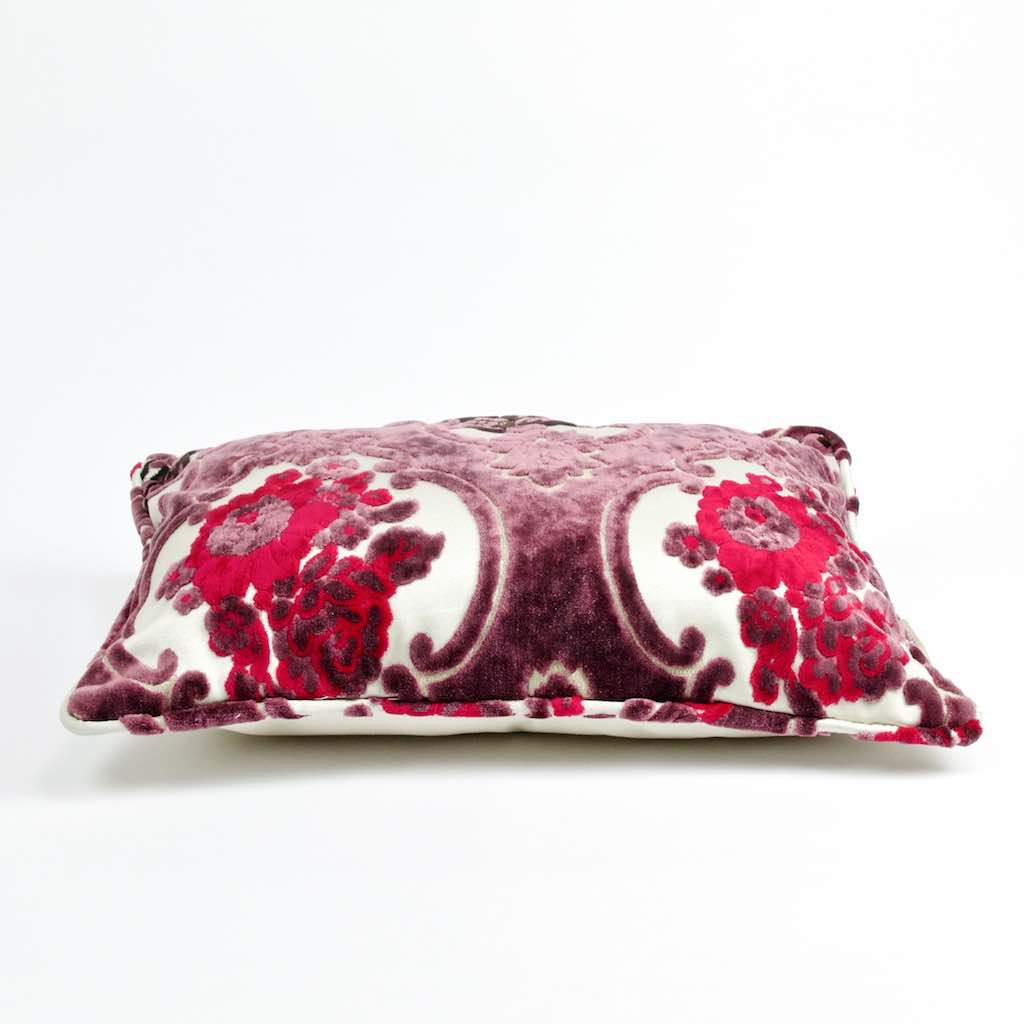 Liegendes Fluffikon Samtkissen in lila mit Blumenmuster. Das Kissen hat ein typisch marokkanisches Design.
