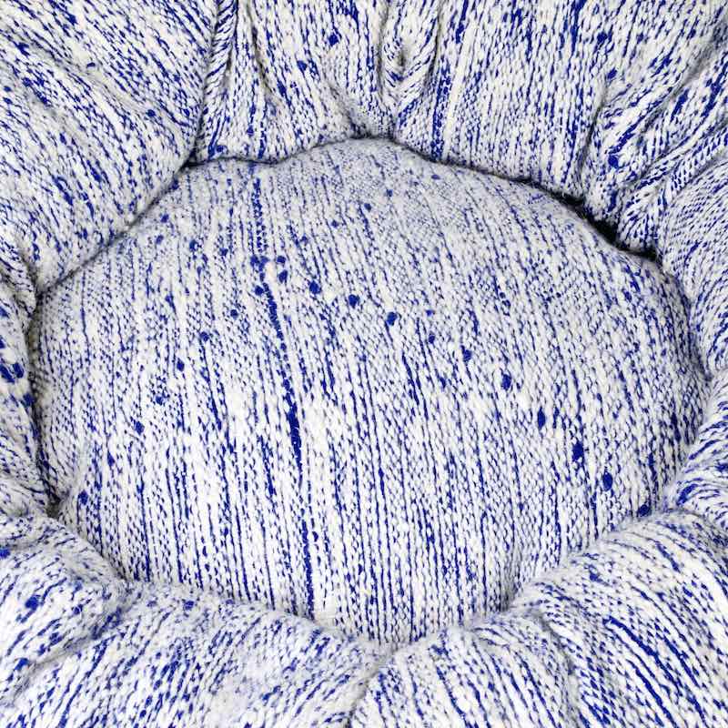 Zoom auf Kelim Hundebett aus blau weissem marokkanischen Wollteppich.