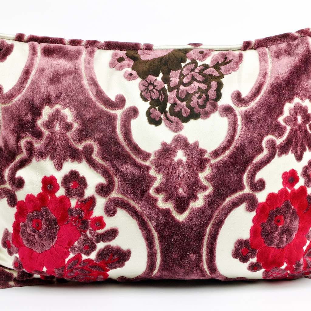 Same Material eines Fluffikon Kissens in lila mit Blumenmuster.