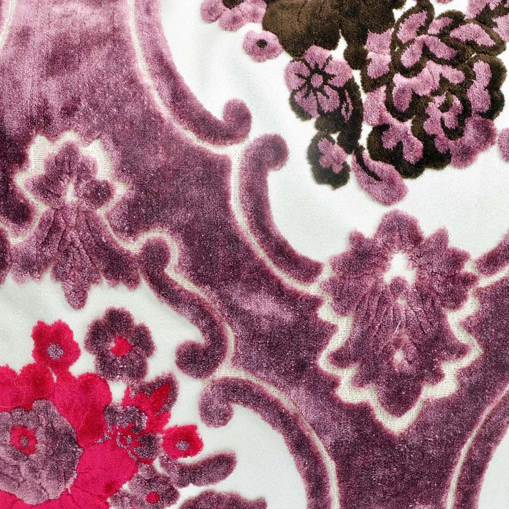 Nahaufnahme vom lila Samtstoff eines 40x60 cm Fluffikon Kissens.