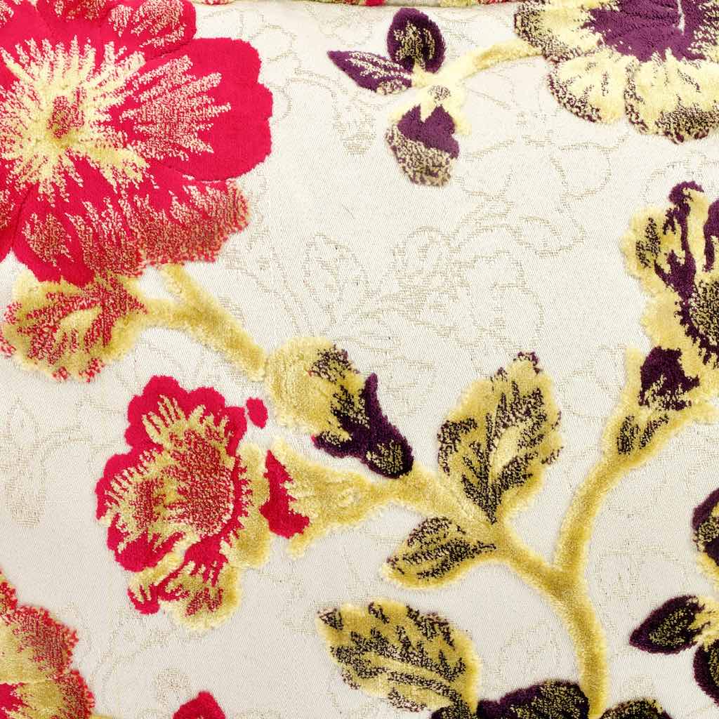 Nahaufnahme des Satmstoffes eines Zierkissen mit Sommermotiv. Das Kissen ist aus typisch marokkanischem Stoff hergestellt.