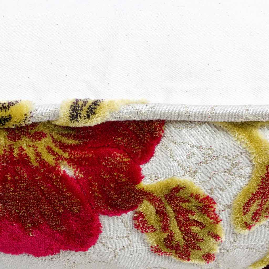 Nahaufnahme der paspelierten Kante eines Fluffikon Sommer Zierkissens.