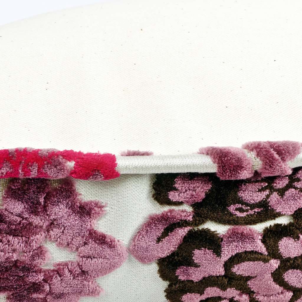 Nahaufnahme der paspelierten Kante eines lila Fluffikon Samtkissen.