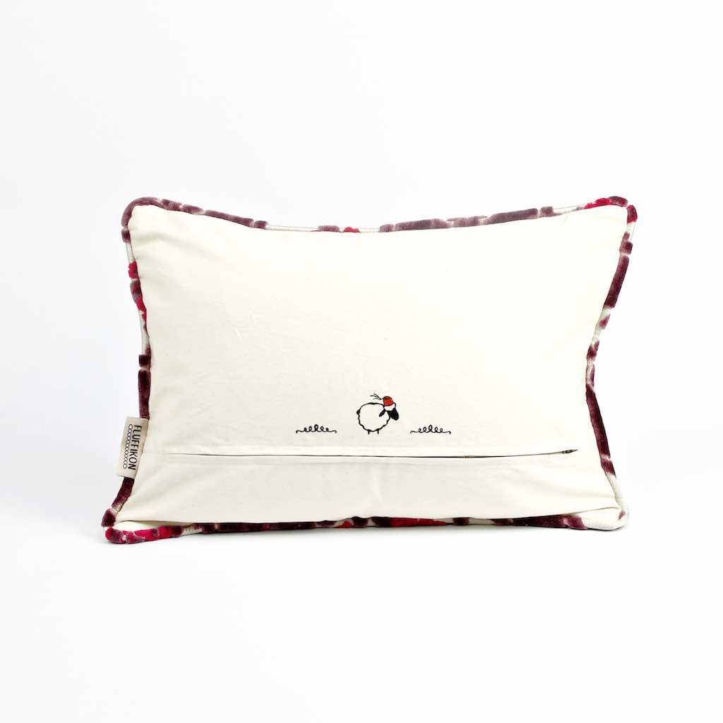 Rückseite eines Fluffikon Samtkissen in lila. Das Fluffikon Schaf Lalla Soffa ist aufgestickt.