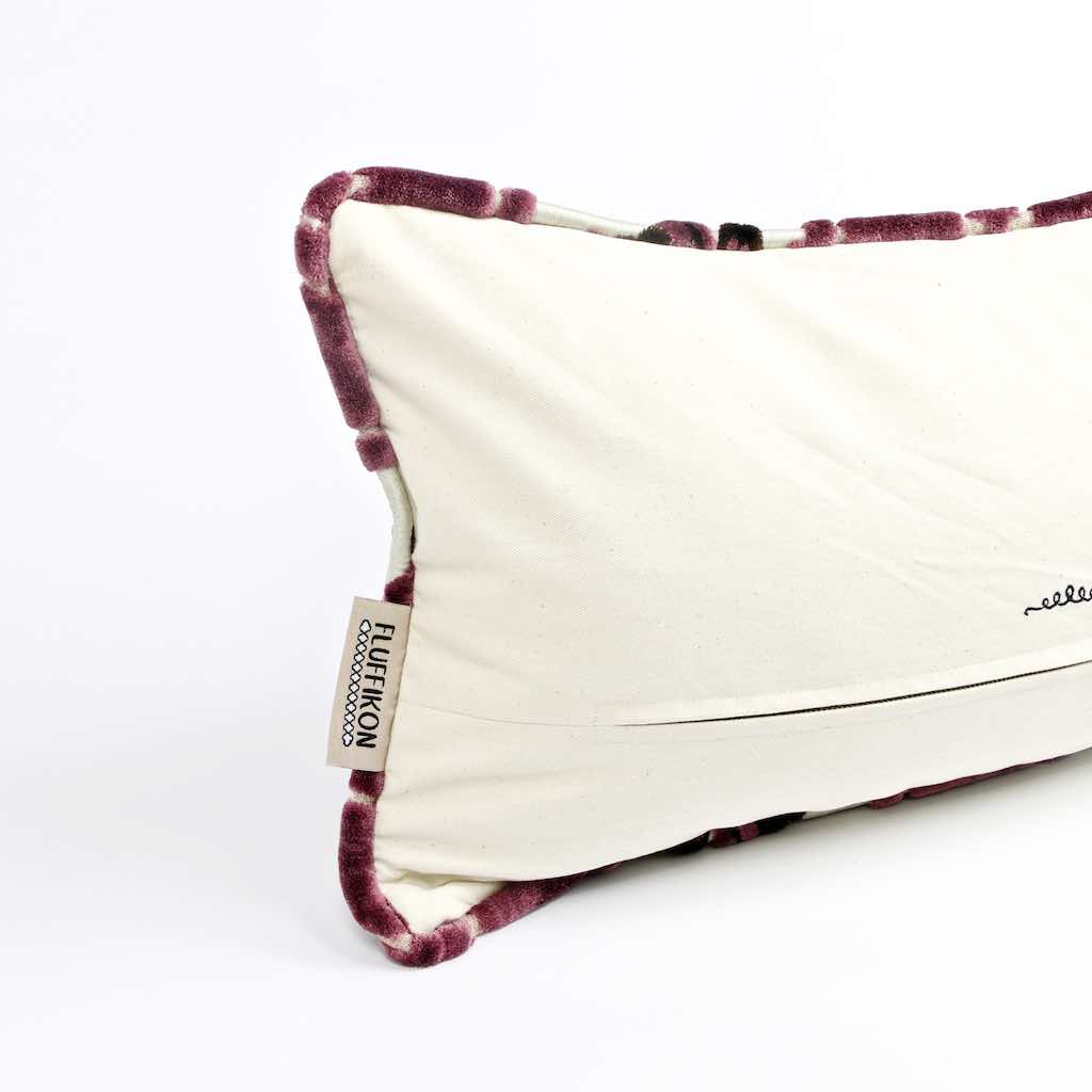 Nahaufnahme der Rückseite eines marokkanischen Fluffikon Samtkissens.