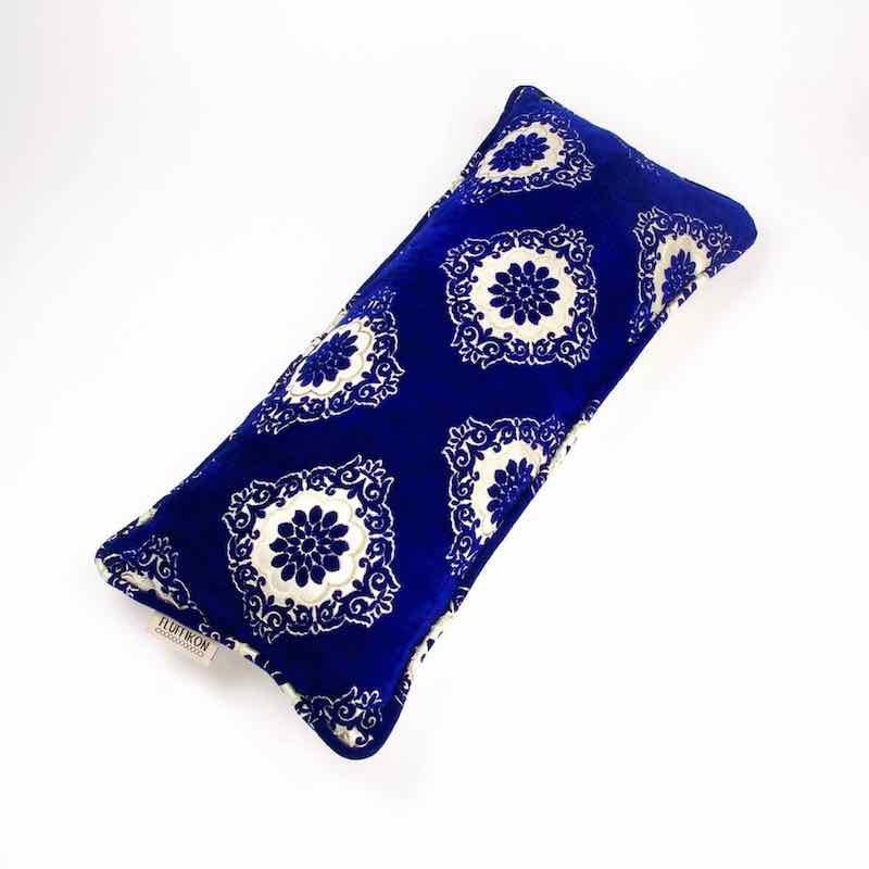 Marokkanisches blaues Dekokissen aus Samt vor weissem Hintergrund. 