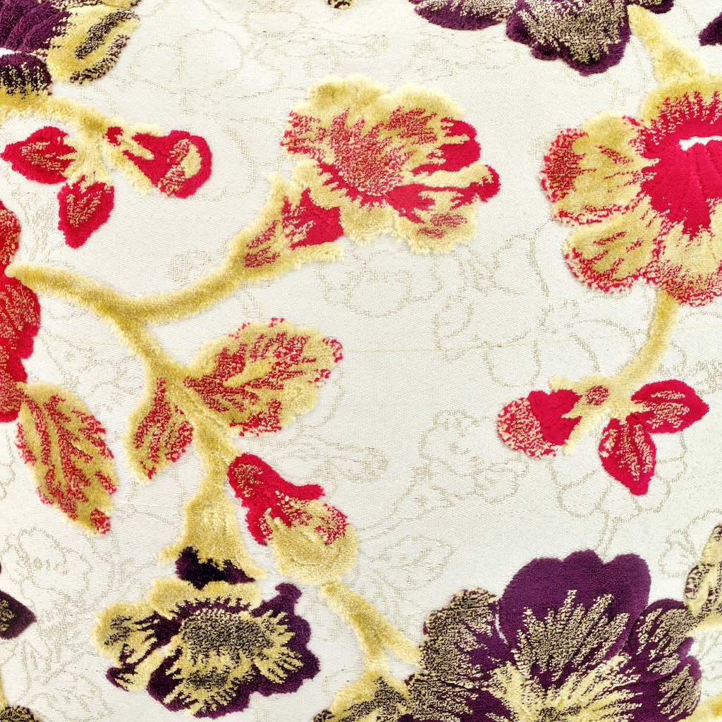 Nahaufnahme des Samtstoffes eins Fluffikon Kissen mit Sommermotiv.