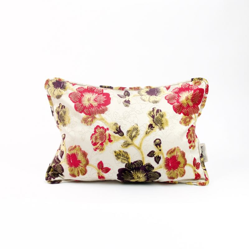 Fluffikon summertime throw pillow with flower motif in size 40x60 cm. It is a typical Moroccan pillow.