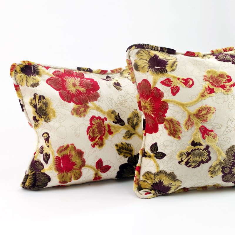 Zoom on two Fluffikon summer throw pillows with flower motif.
