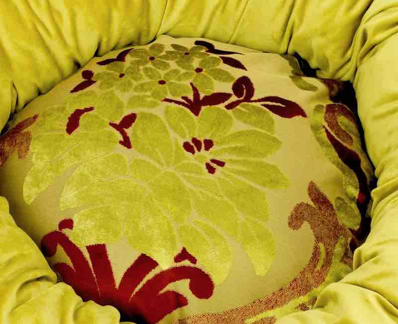 Zoom on yellow gold Fluffikon Donut Dog Bed.