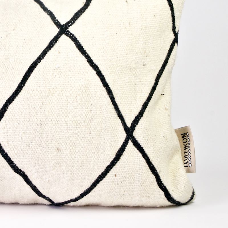 Zoom on the corner of a Fluffikon Kilim throw pillow.