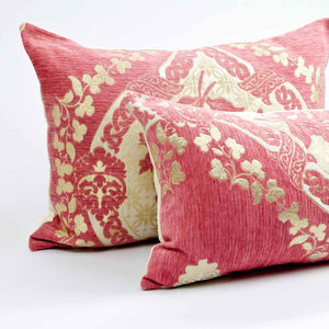 Zwei rosa pinke Fluffikon Sofakissens mit goldenem Blumenmuster. Das florale Muster ist ein typisch marokkanisches Design.