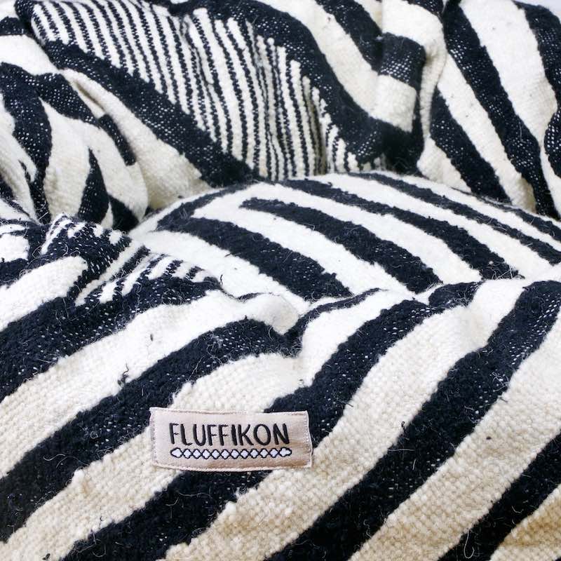 Zoom on a black and white Kilim cat bed. The Bed is made from a Moroccan Kelim rug.