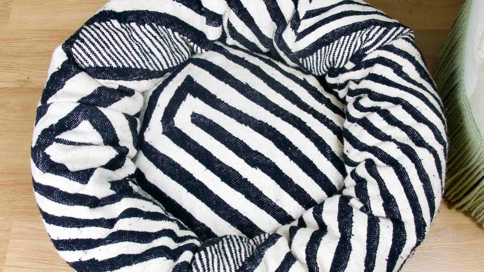 Top view on a black and white round Fluffikon Kilim cat bed. The bed has the pattern of a zebra.