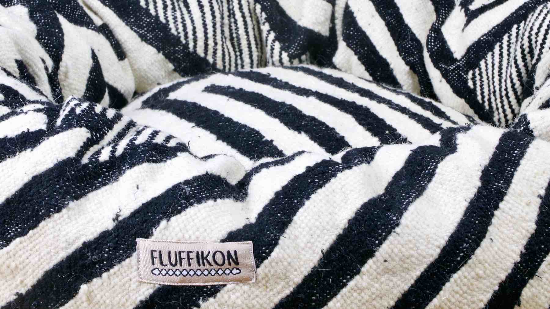 Zoom on a black and white Kilim cat bed. The Bed is made from a Moroccan Kelim rug.