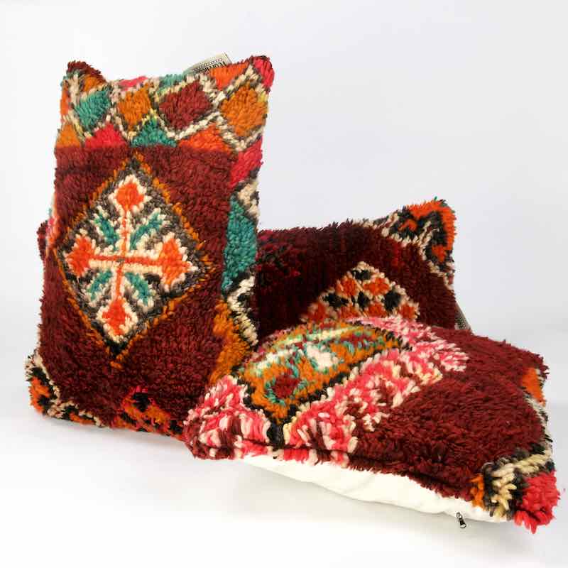 Drei rote Fluffikon Berber Kissen aus Wolle. Die marokkanischen Kissen haben Berber Symbole. 