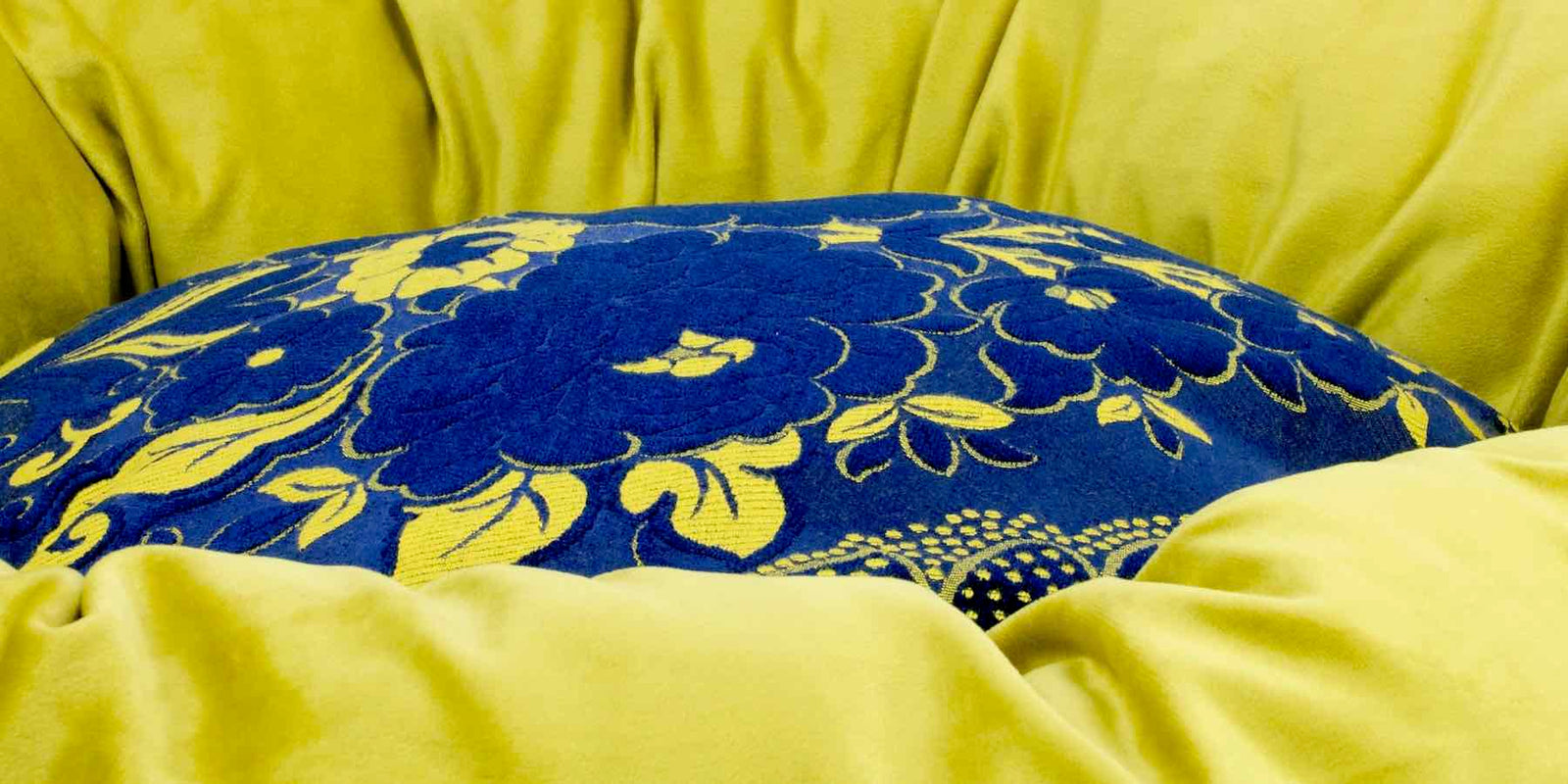 Zoom on a blue yellow gold velvet Fluffikon luxury dog bed.