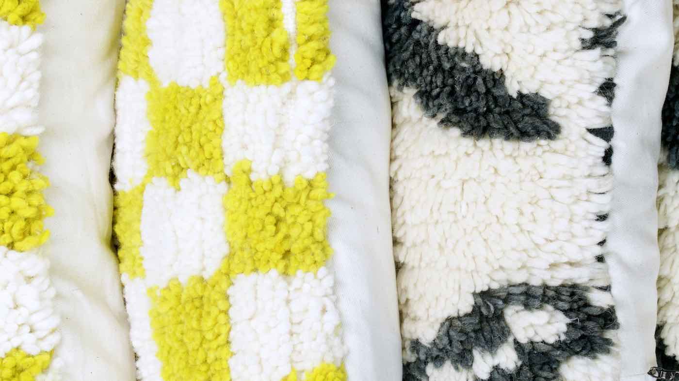Nahaufnahme von Fluffikon Wolle Kissen. Die Kissen bestehen aus Berber Teppichen.
