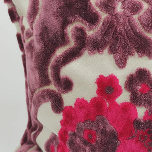 Nahaufnahme lila Fluffikon Kissen aus Samt in der Grösse 40x60 cm.