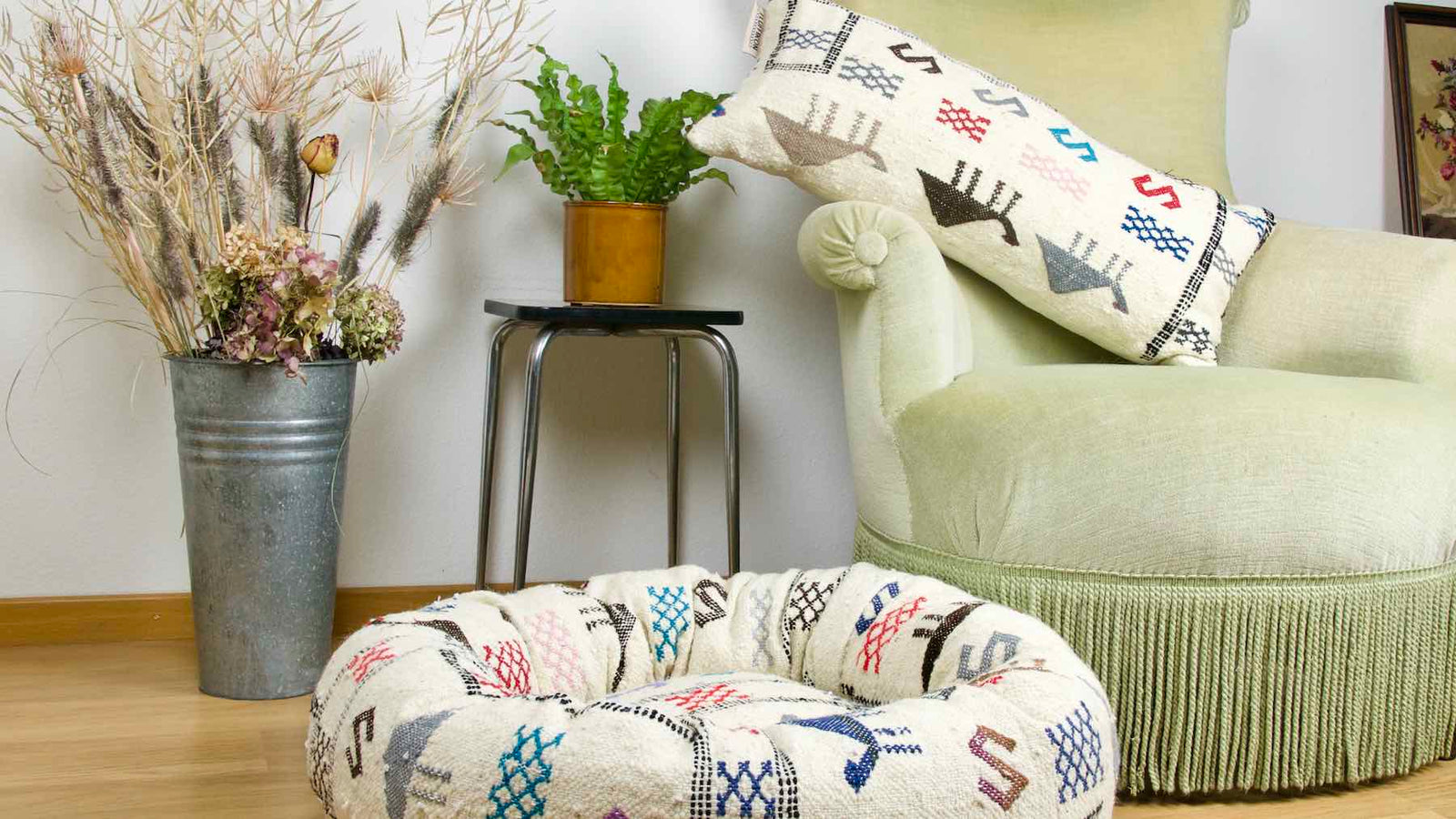 Ein rundes Donut Fluffikon Katzenbett in einem Wohnzimmer. Das Bett wurde aus einem Kelim Wollteppich hergestellt.