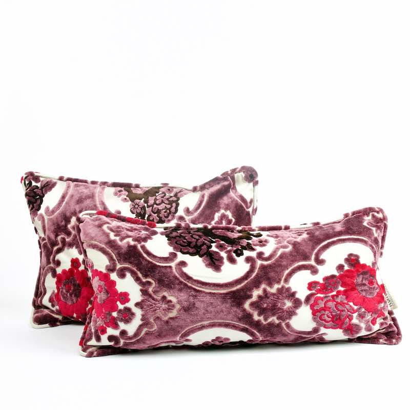 Two floral purple lumbar pillows in front of each other. The pillow sizes are 35x70 cm and 40x60 cm.