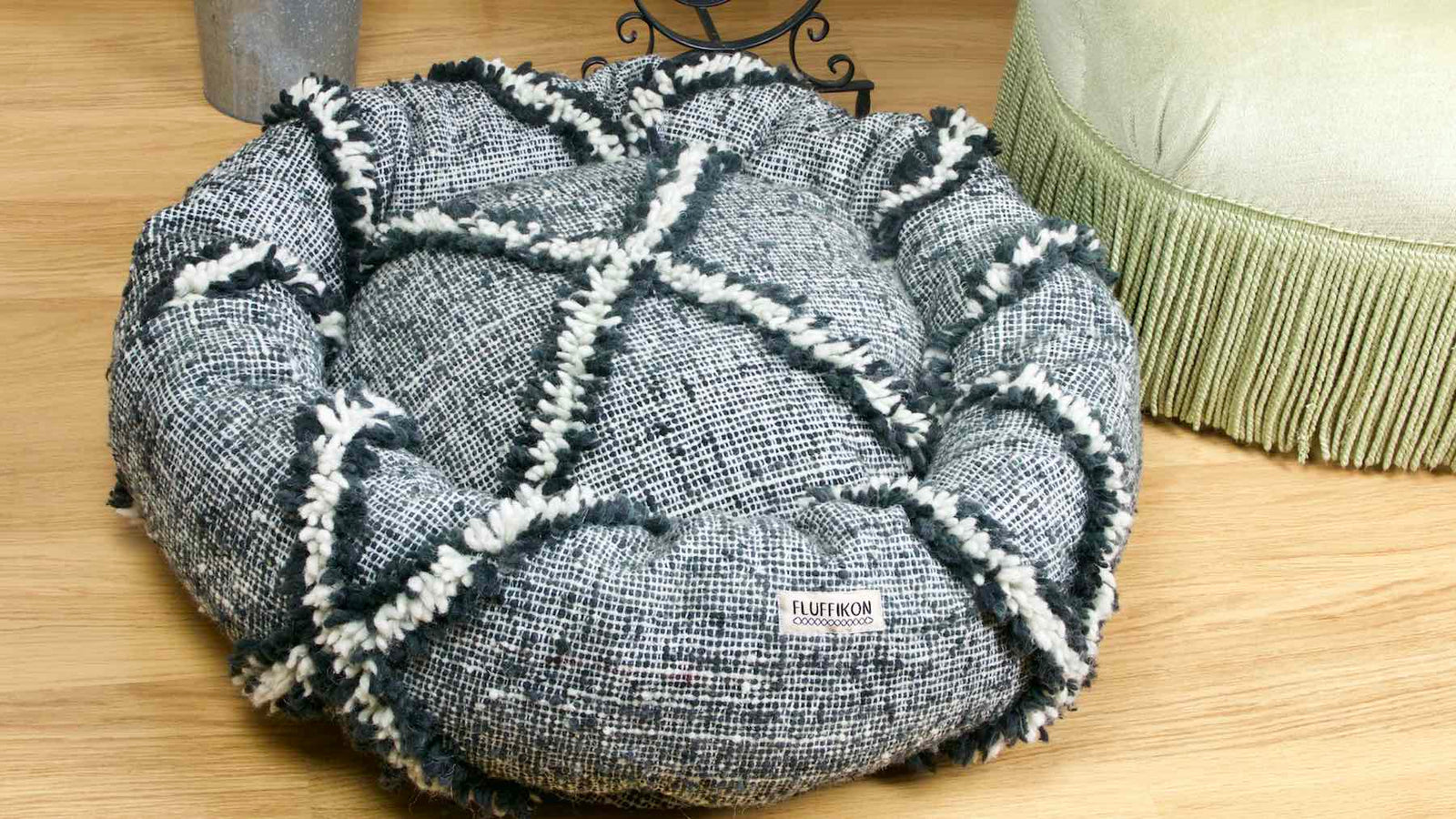 Fluffikon wool cat bed / dog bed made from a Kilim rug. The bed is located in a living room.