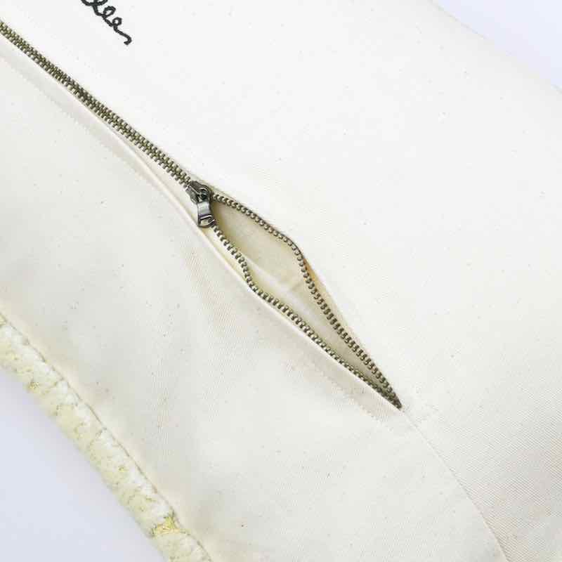 Zoom on high quality zipper of Fluffikon pillow.