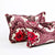 Zweo lila Fluffikon Samtkissen in der Grösse 40x60 cm und 35x70 cm mit schwarz-pinken Blumenmotiven.