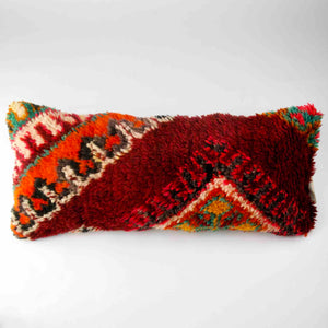 Lumbar Fluffikon  Berber Kissen vor weissen Hintergrund. Das Kissen wurde aus einem Boujaad Teppich hergestellt.