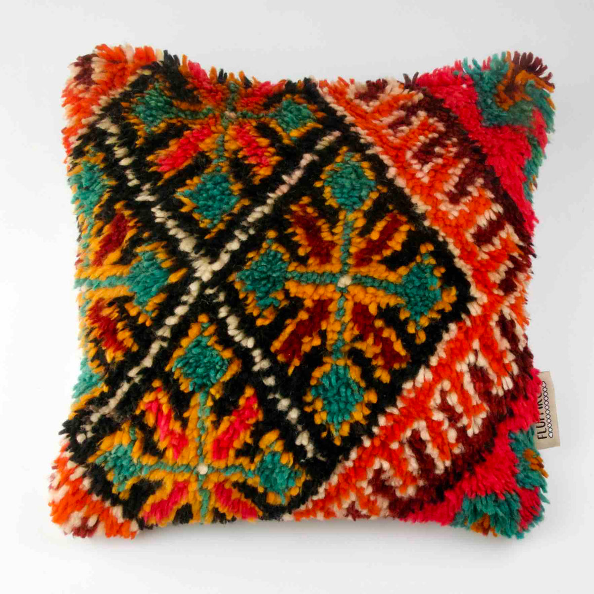 Quadratisches Fluffikon  Berber Kissen vor weissen Hintergrund. Das Kissen wurde aus einem Boujaad Teppich hergestellt.