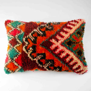 Rechteckiges Fluffikon  Berber Kissen vor weissen Hintergrund. Das Kissen wurde aus einem Boujaad Teppich hergestellt.