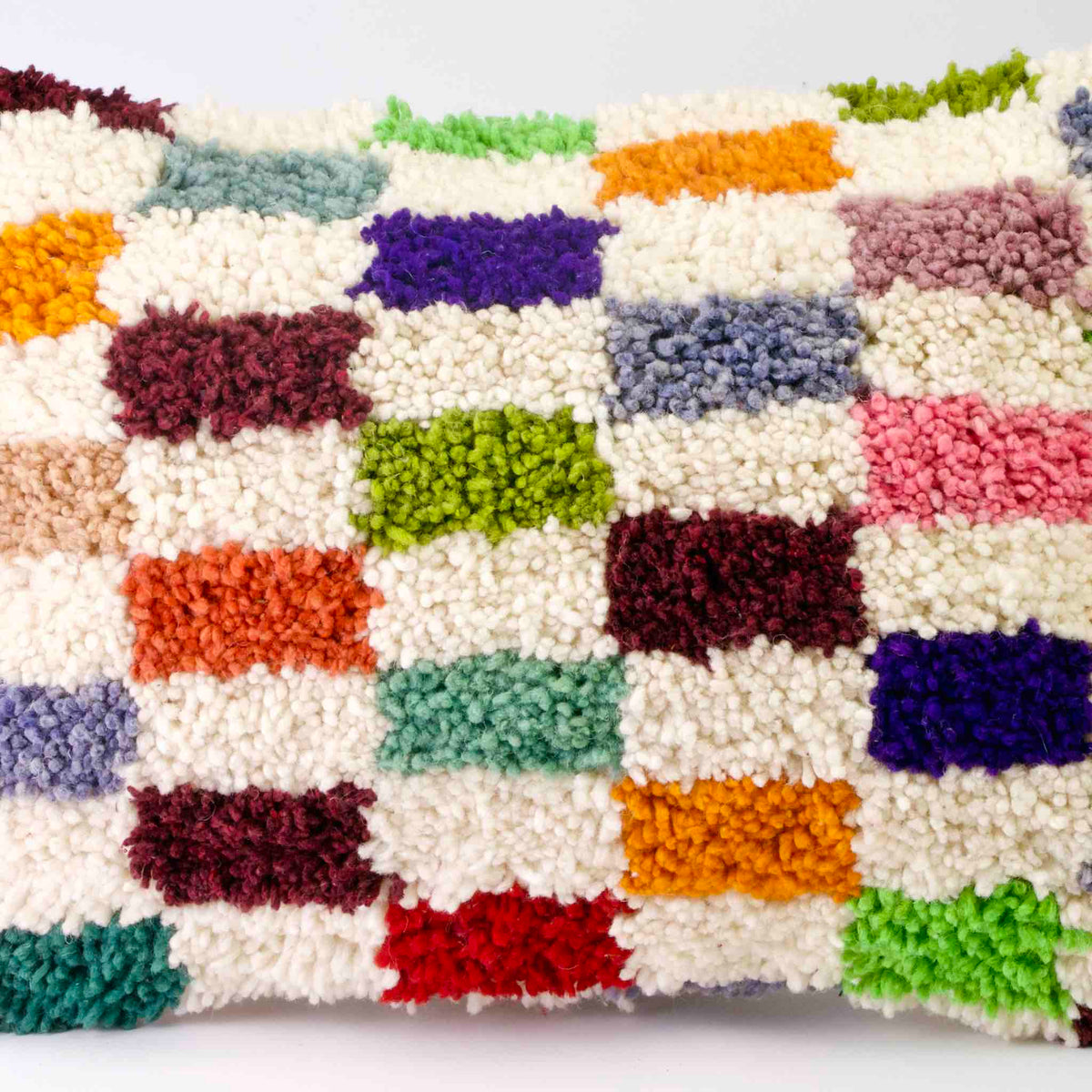 Zoom auf Fluffikon Dekokissen für ein Kinderzimmer vor weissem Hintergrund.