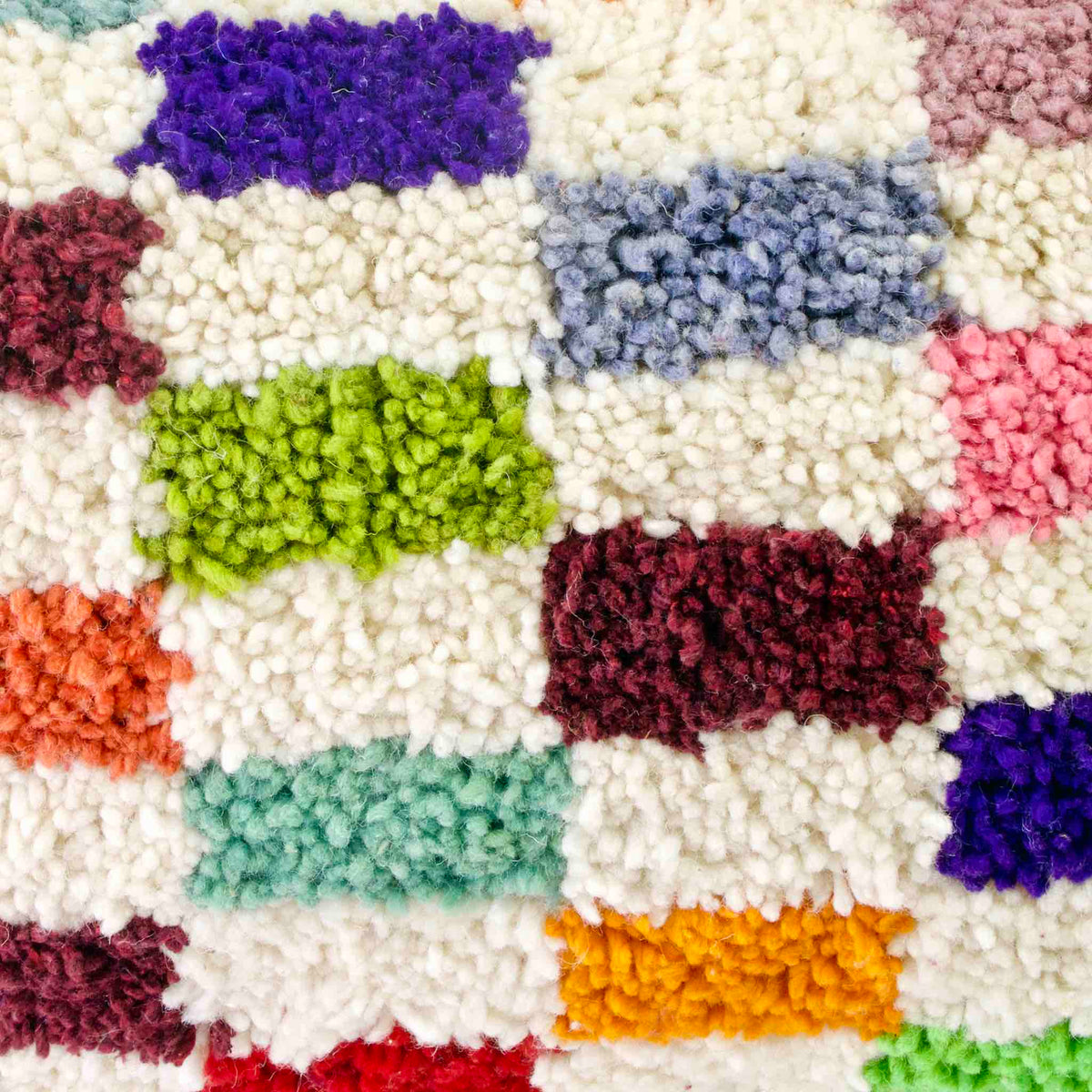 Nahaufnahme eines Fluffikon Kinderzimmer  Dekokissens vor weissem Hintergrund.