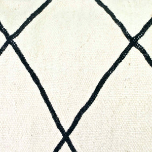 Zoom on the Kilim fabric of a black and white Fluffikon Kilim throw pillow.