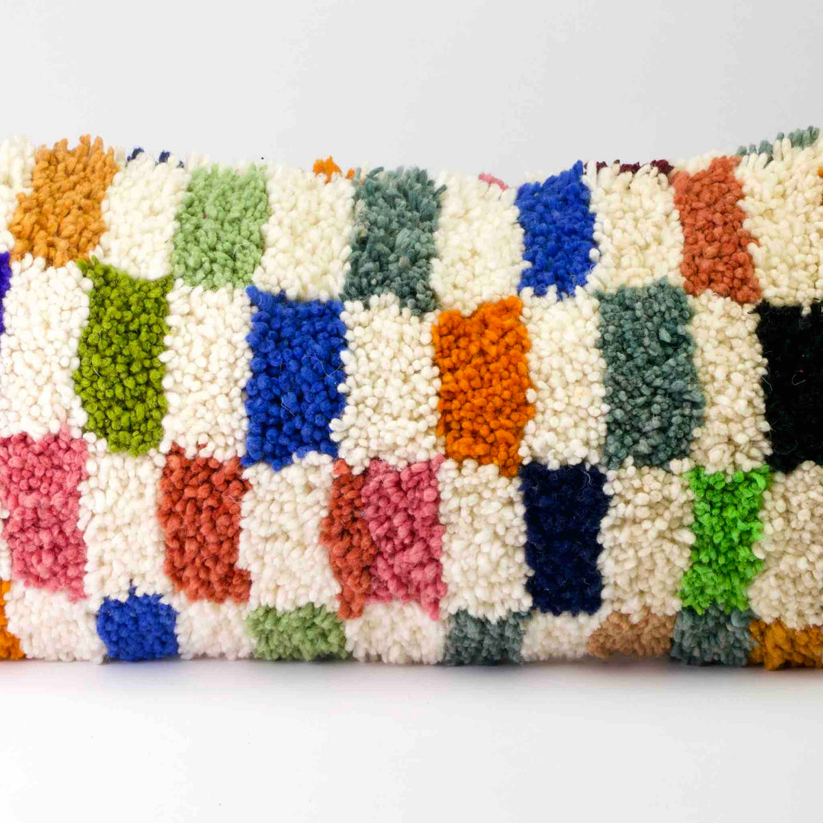 Zoom auf ein Fluffikon Kinderzimer Zierkissen vor einem weissen Hintergrund.