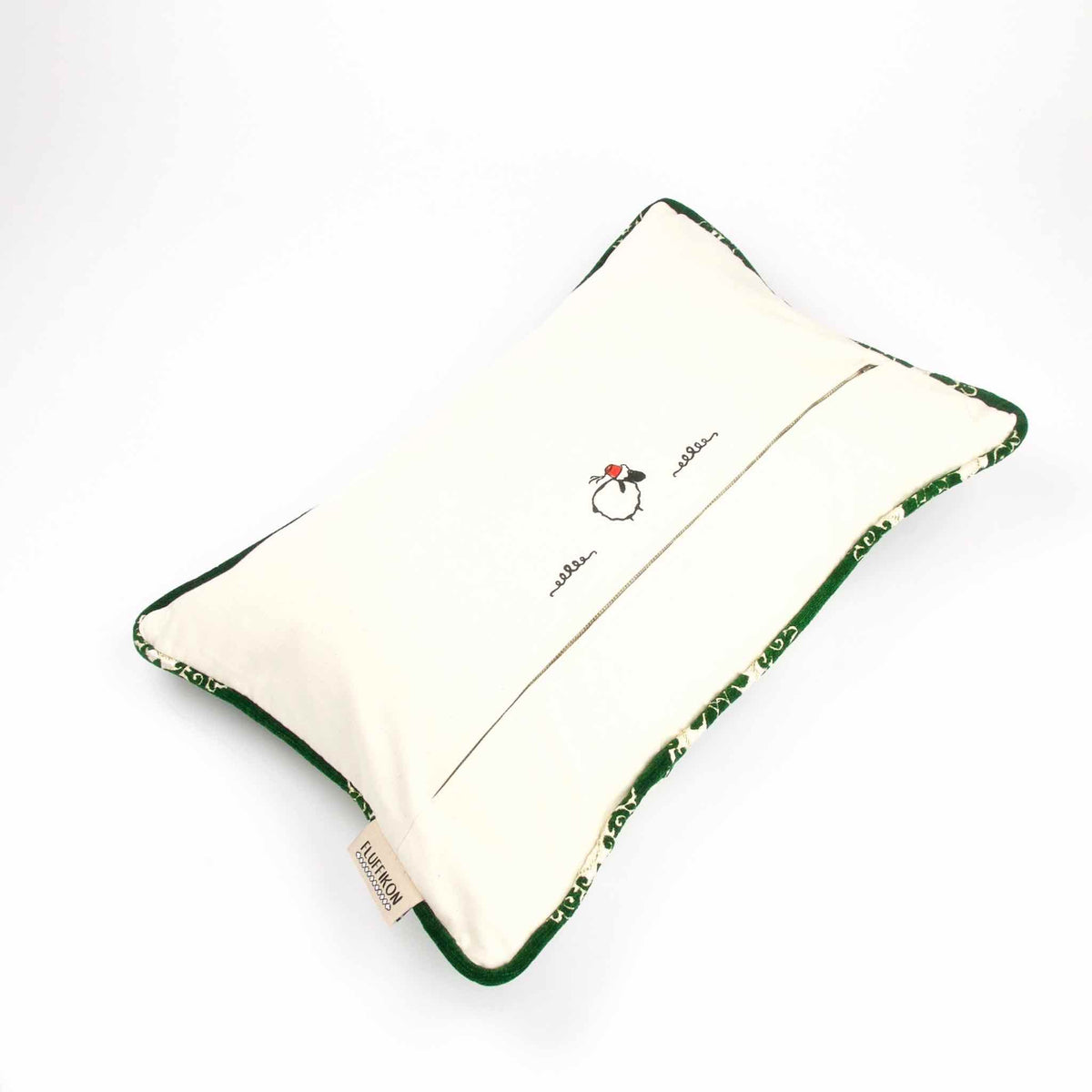 Emerald grün Samtkissen vor weissem Hintergrund.