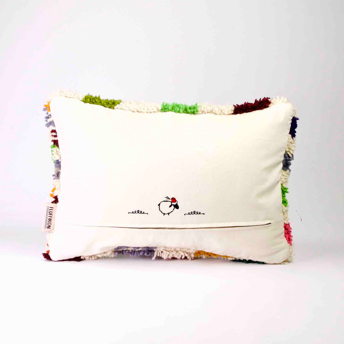 Rückseite eines bunten Fluffikon Kinderzimmer Dekokissens.