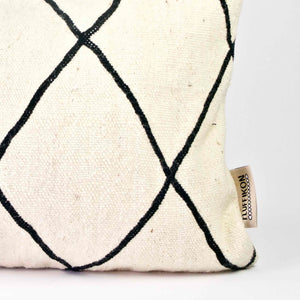 Zoom on the corner of a square Fluffikon Kilim pillow cover
