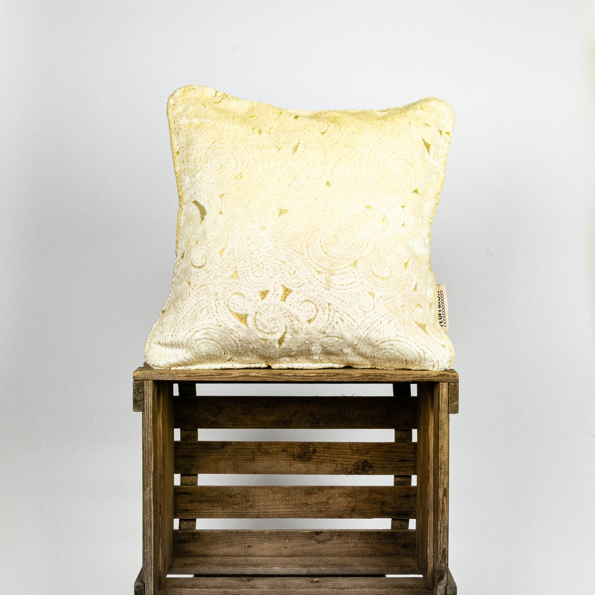 Fluffikon velvet square pillow made from beige moroccan fabric. The pillow is shown from the front.