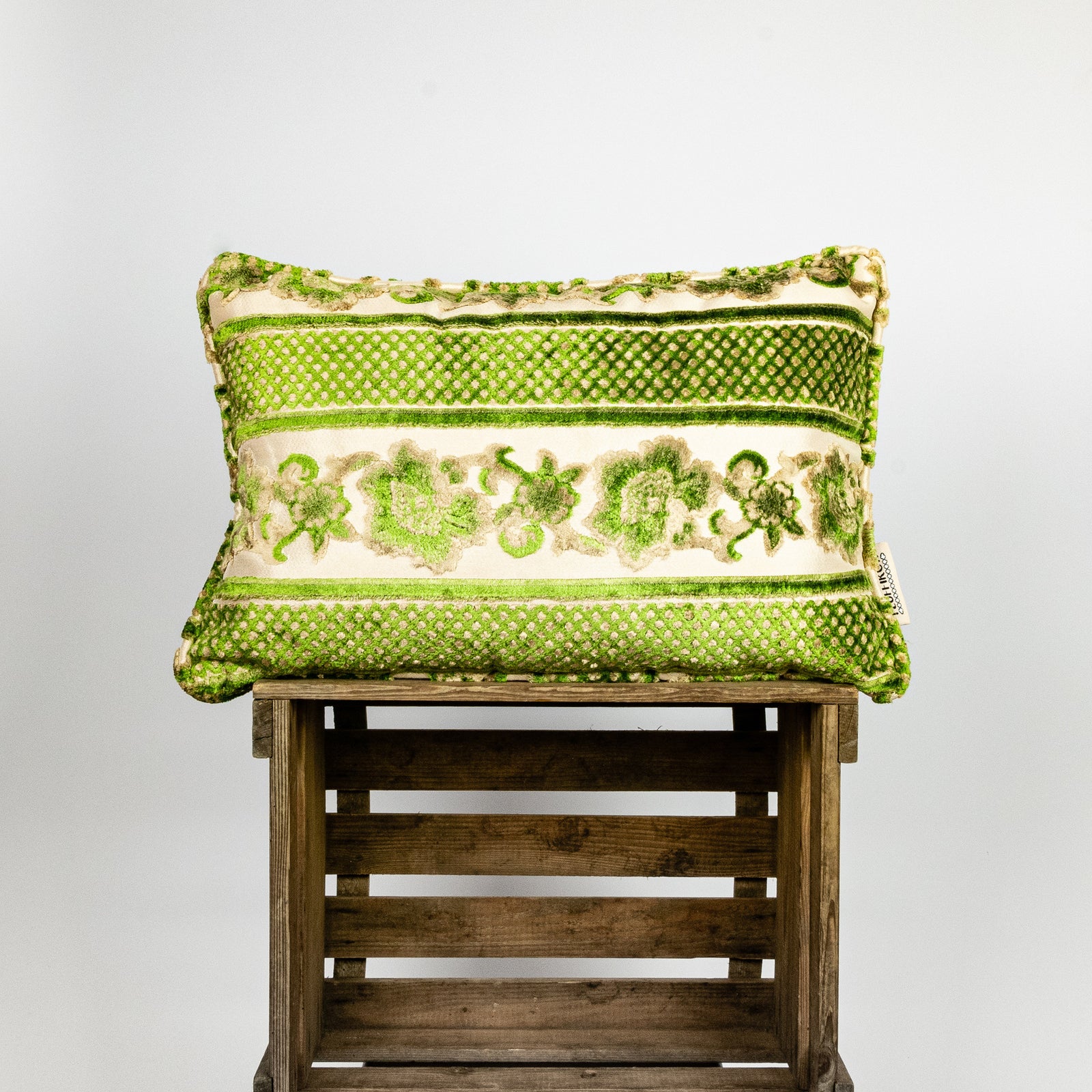 Fluffikon großes Sofakissen aus grünem Samt.