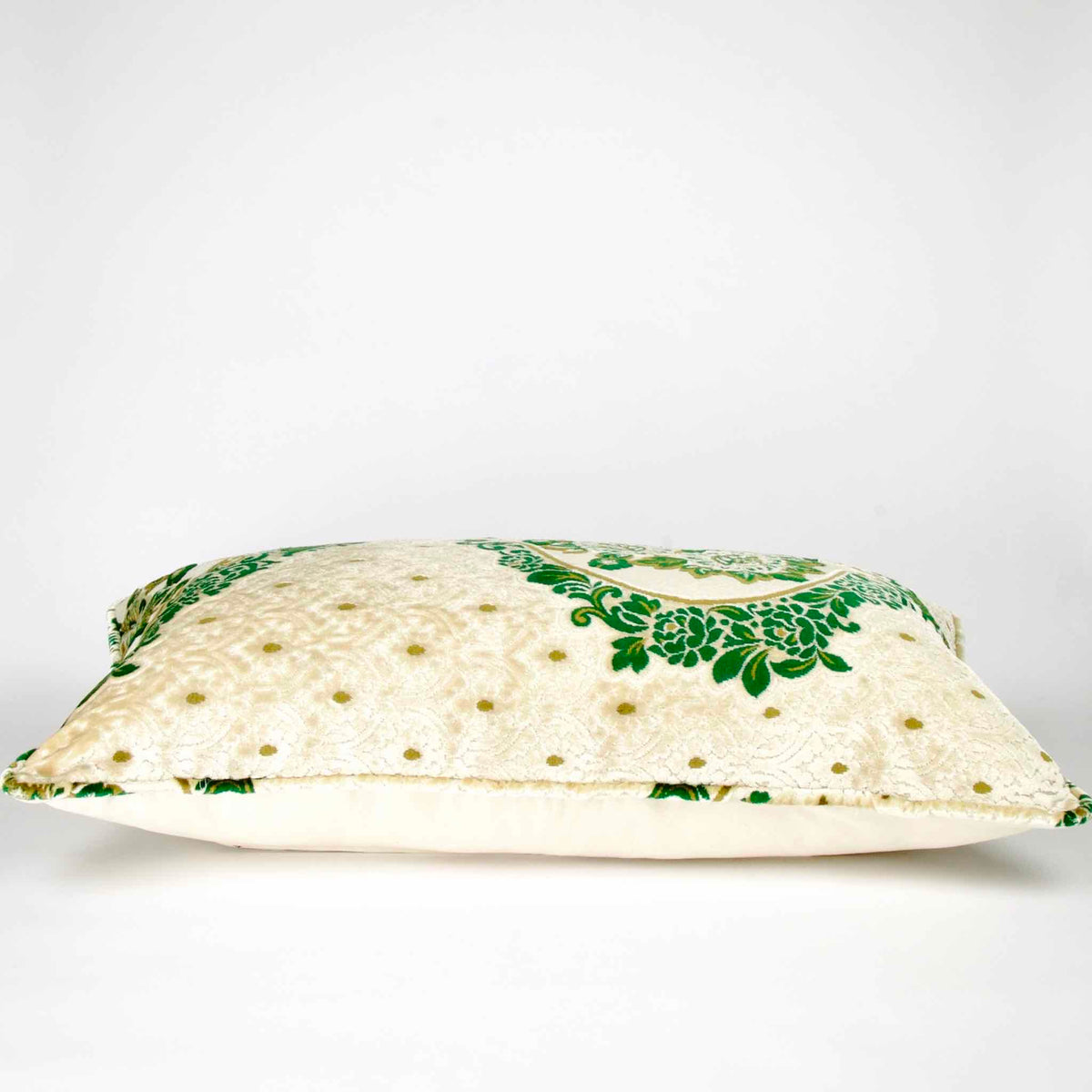 Large pillow with oriental look lying in the ground. The pillow has traditional green moroccan pattern on a beige canvas background. The XXL pillow size is 90x50 cm. 