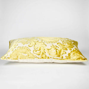 Fluffikon oversized couch pillow made from gold velvet fabric. It has an traditional moroccan / oriental look. The Pillow is lying on the floor.