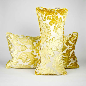 Two Fluffikon oversized couch pillows made from gold velvet fabric. They have an traditional moroccan / oriental look. The pillows are standing in front of each other.