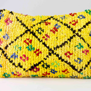 Yellow Boucherouite throw pillow in the size 40x60 cm. The yellow pillow has colorful dots.