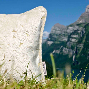 Zoom auf grosses Sofakissen in den Schweizer Bergen